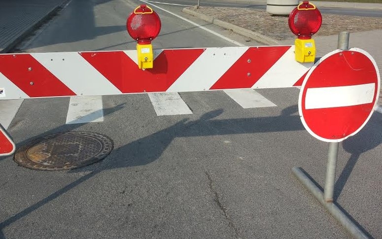 Slēgs satiksmi Kraukļu ielā posmā starp Aldaru un Lācplēša ielu