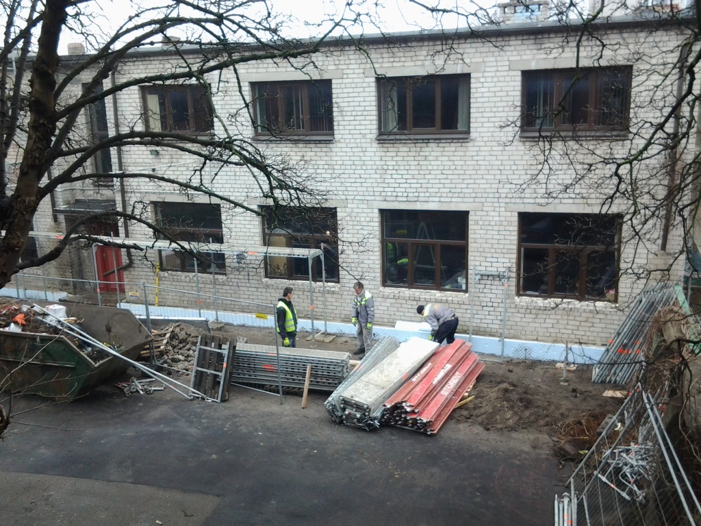Veic ēkas siltināšanu mākslas skolā
