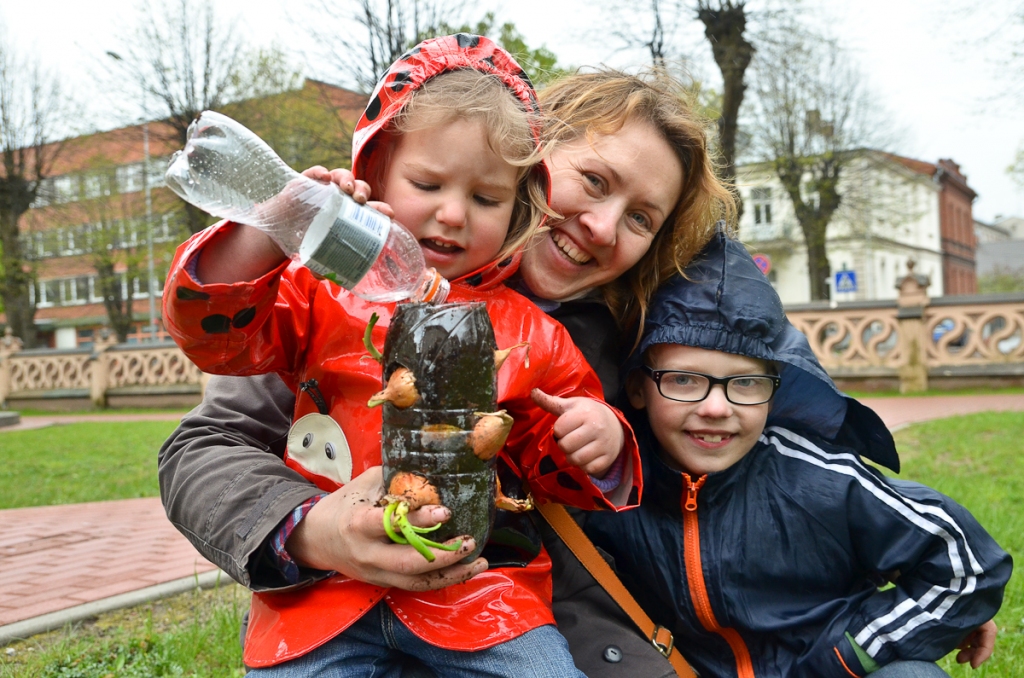 FOTO: Akcija “Katram savu sīpolloku!”