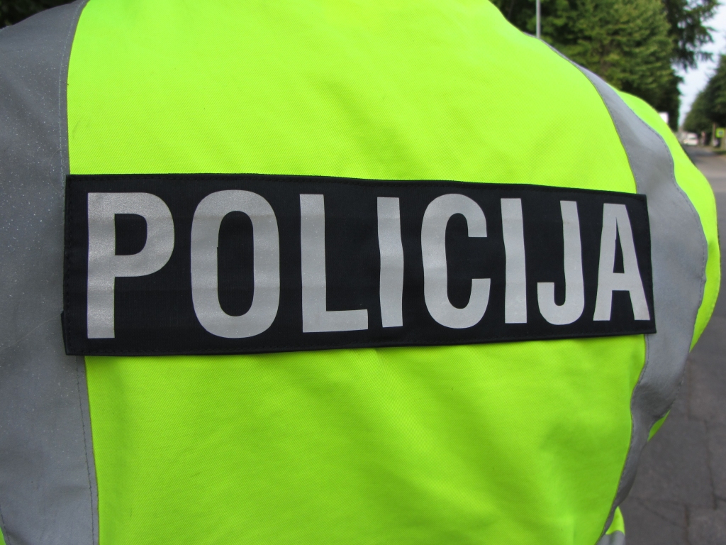Aiztur nepilngadīgas personas, kas osta līmi