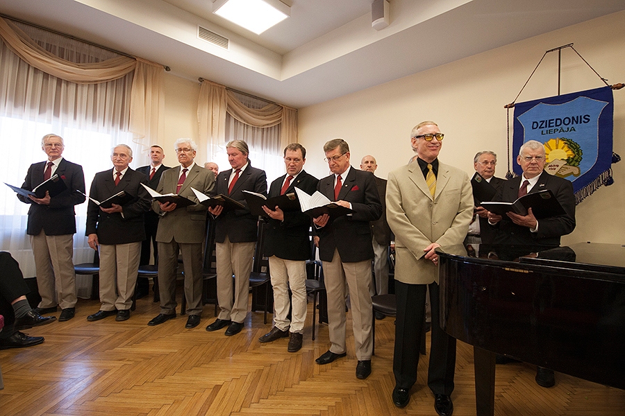 Vīru ansamblis “Dziedonis” uzstāsies ar  koncertu “Ceriņziedu kupenās”