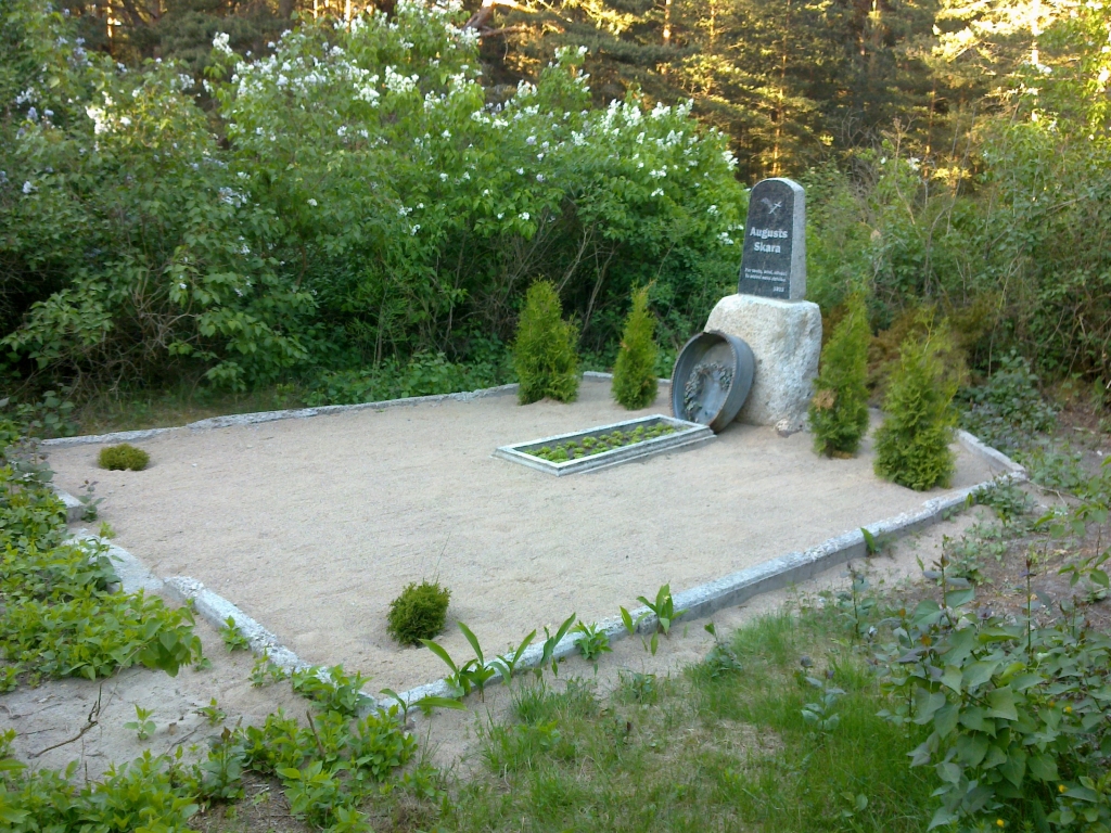 Sakopj brīvības cīnītāja kapavietu