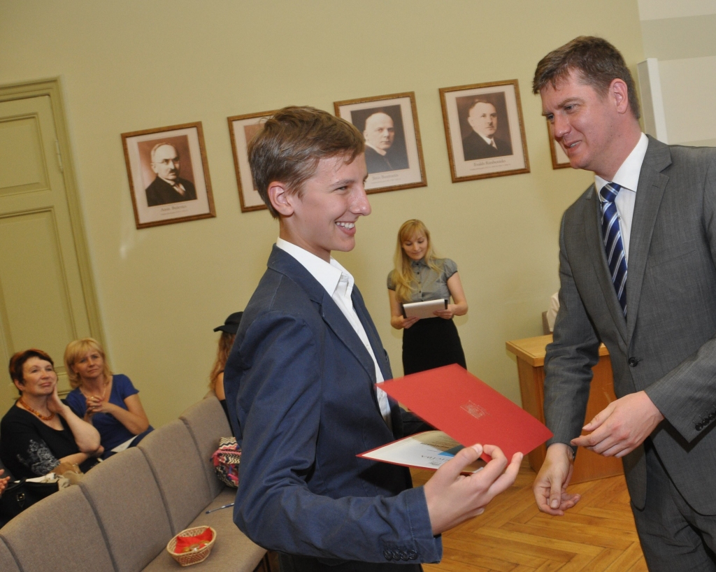 Sveic mācību gada izcilniekus