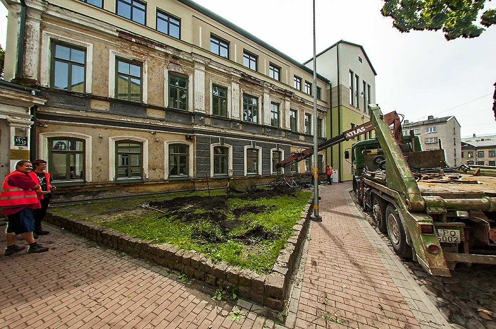 Turpinās 1.ģimnāzijas rekonstrukcijas darbi Ausekļa ielā