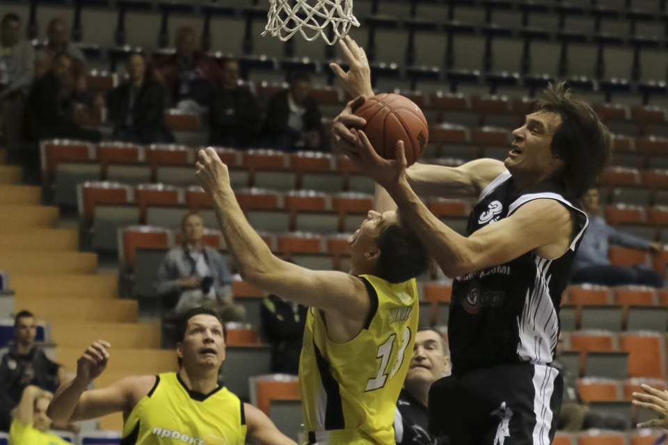 Eiropas veterānu “Promo” čempionāts basketbolā Liepājā startē ar mājinieku zaudējumu