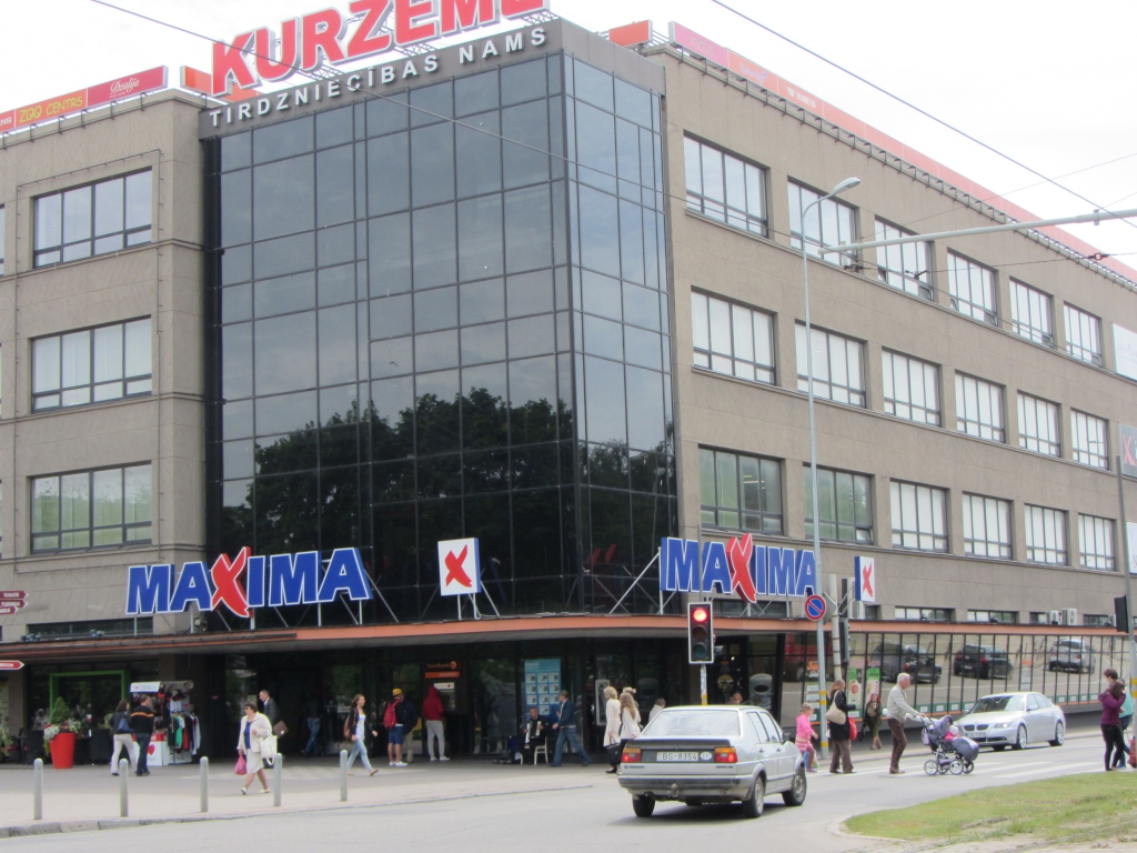 “Maxima” Liepājas centrā patvaļīgi izvietojusi veikala izkārtni; viena no tām būs jānovāc