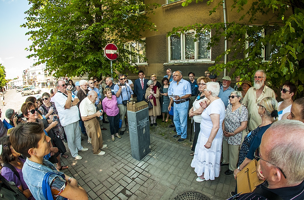 Papildināts – Kuršu ielā atklāj piemiņas plāksni