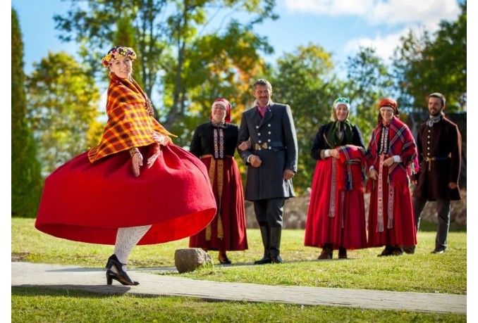 Vitebskā atklāj fotoizstādi “Pasaule sievietes acīm” arī ar Liepājas mākslinieču dalību