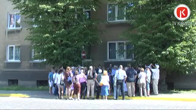 Kuršu ielā atklāj piemiņas vietu sinagogai