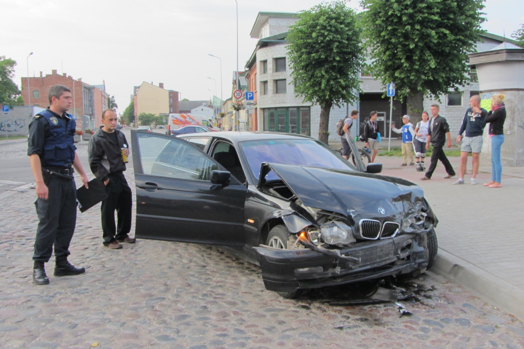 Viens ”BMW” taranē otru