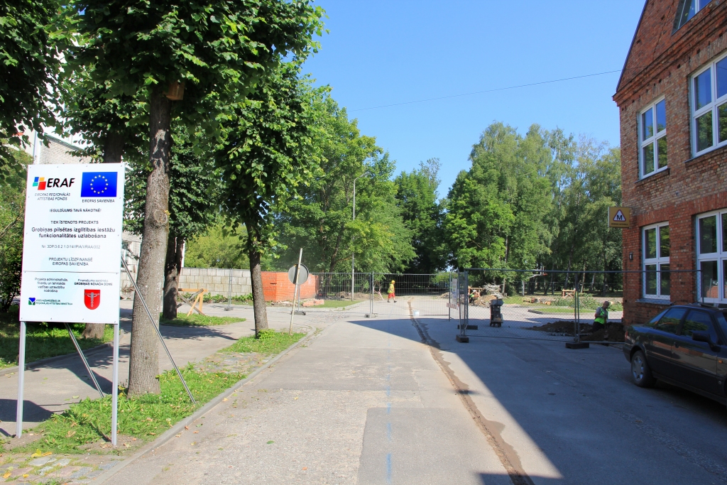 Grobiņā uzsākti darbi pie jaunā savienojošā korpusa izbūves starp ģimnāziju un pamatskolu