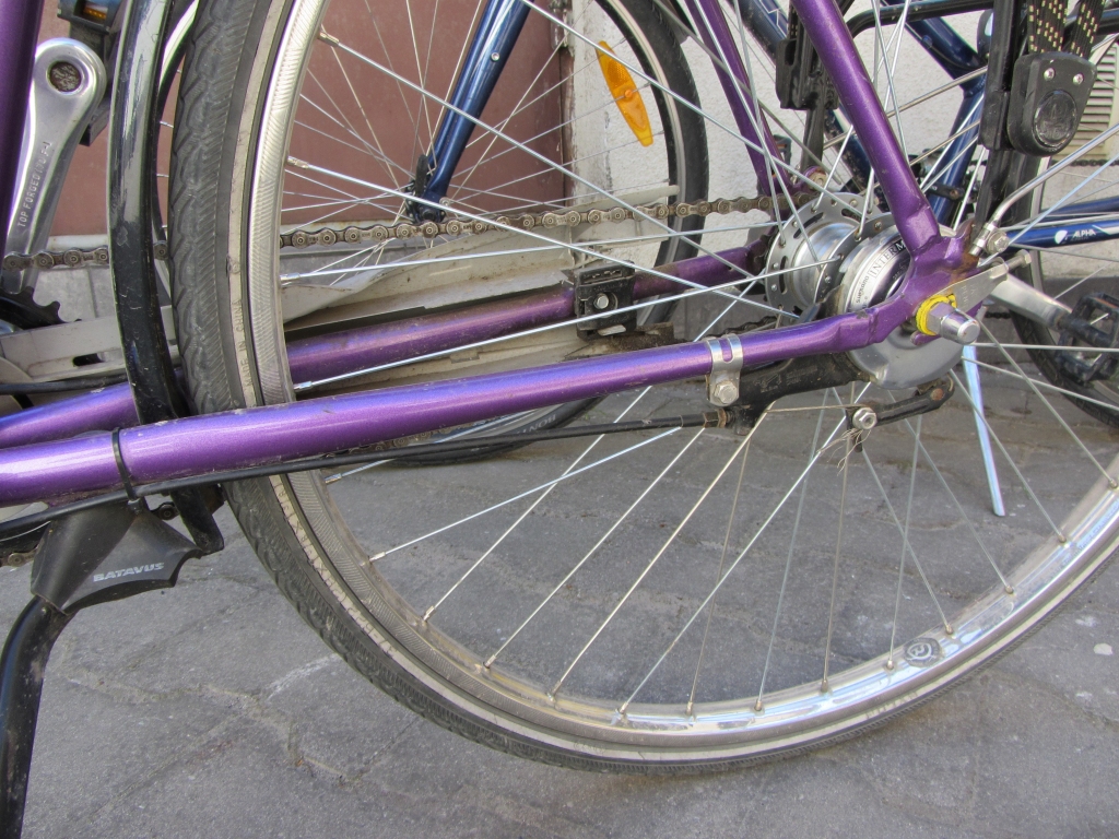 Aiztur vīrieti ar, iespējams, zagtiem velosipēdiem