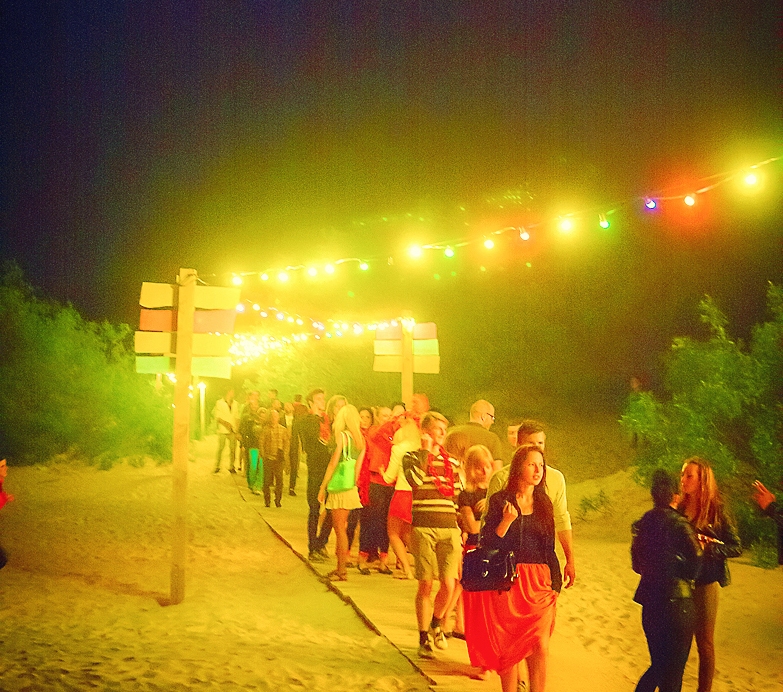 “Red Sun Buffet” notiks skūpstīšanās festivāls un gaisa ģitāru konkurss