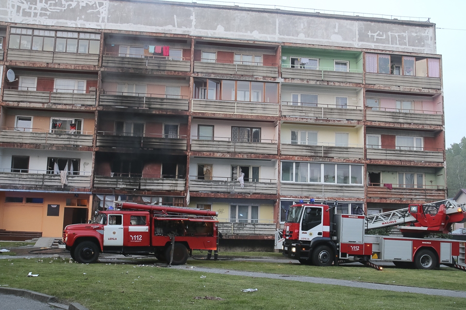 Būveksperti apsekojuši eksplozijā cietušo ēku Vānes ielā; slēdzienu sola šovakar