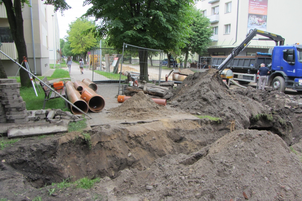 Vītolu iela – gājējiem neizejama; sola uzlikt laipas