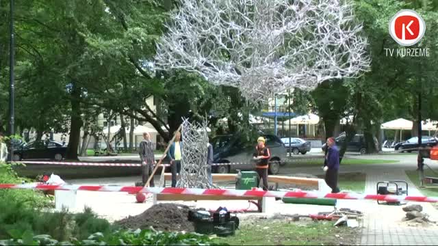 Atklāj rokgrupai “Līvi” veltīto Spoku koku