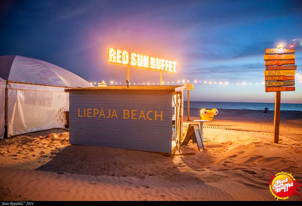 “Red Sun Buffet” notiks dejas ar Johny Salamander un veldzēs šampanieša duša