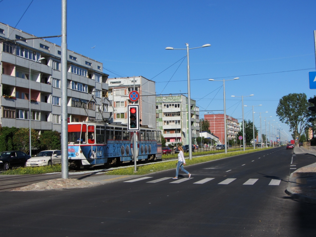 Uzbrauc velosipēdistei; nedod ceļu tramvajam