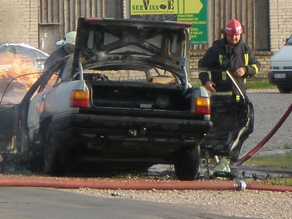 Papildināts – Grobiņā un Liepājā deg auto