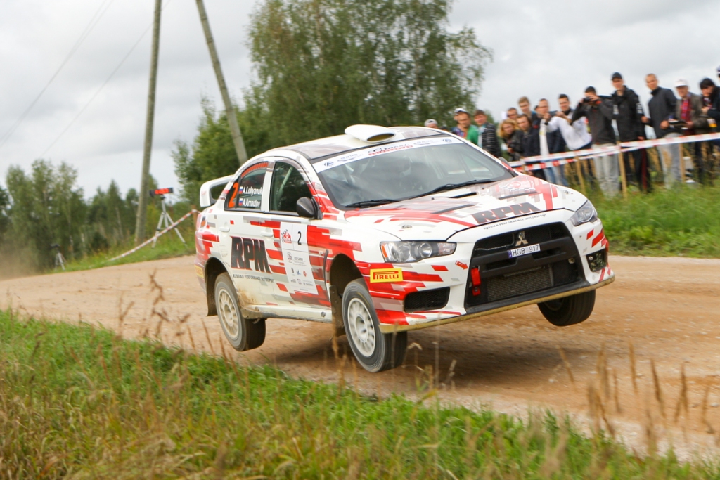 Papildināts – Dramatiskā cīņā uzvaru rallijā “Kurzeme 2014” izcīna Lukjaņuks