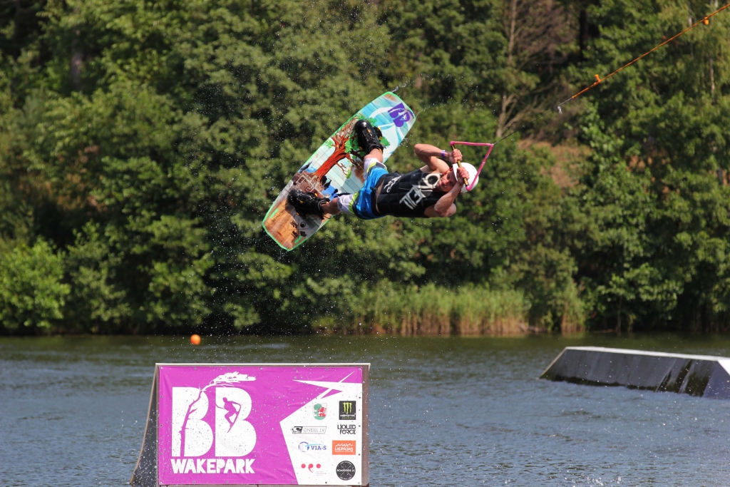 “BB wakepark” kabeļveikborda sacensībās Liepājā divas uzvaras mājniekiem