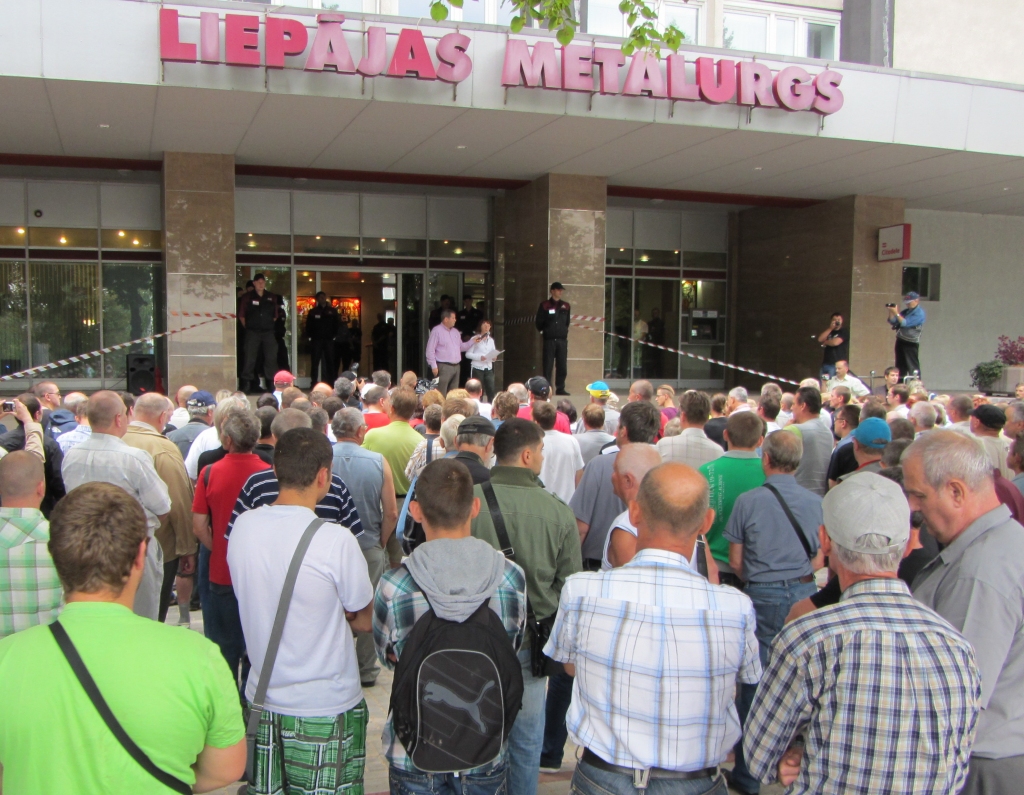 Bijušie metalurgi piesardzīgi raugās uz atgriešanos rūpnīcā