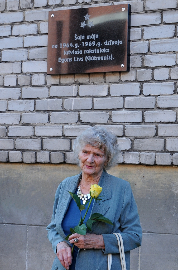 Piemiņas plāksne pie rakstnieka laimes saliņas