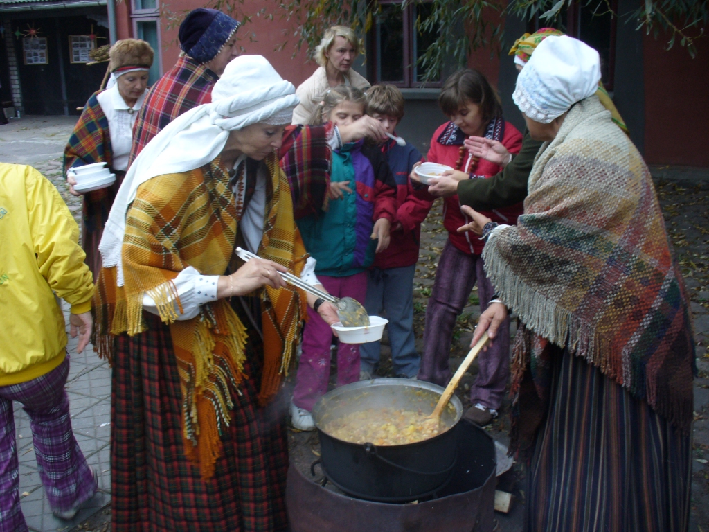 Folkloras kopa “Atštaukas” aicina uz Miķeļdienas svinībām
