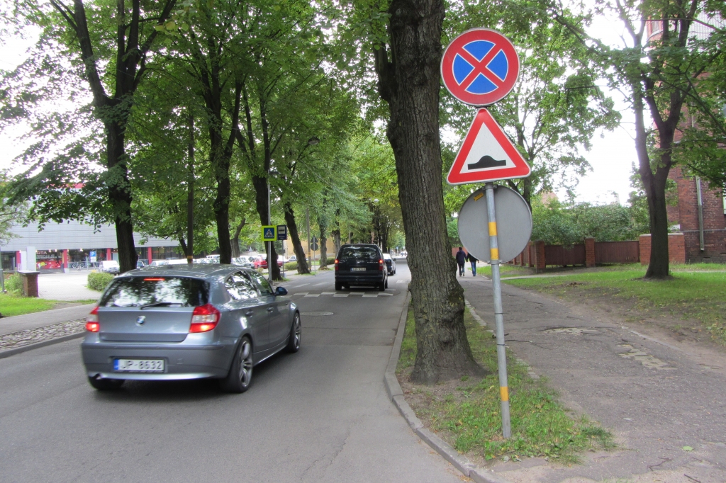 Ceļa zīme ”skatās” pretējā virzienā; problēmu sola ātri novērst