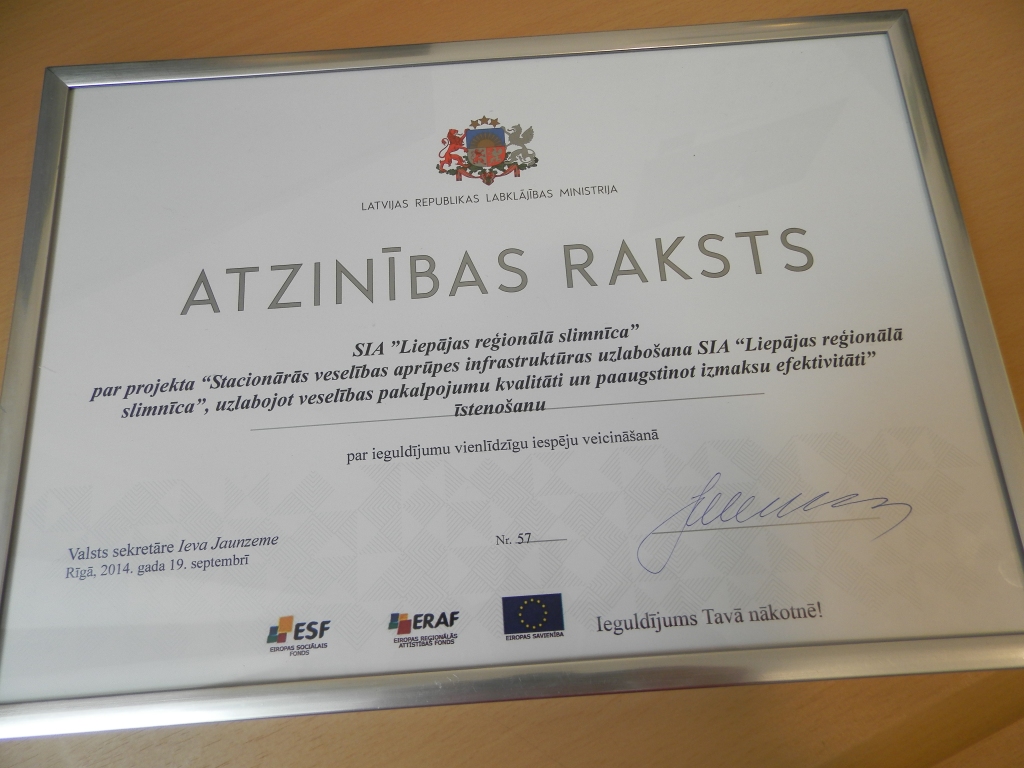 Slimnīca saņem atzinības rakstu no Labklājības ministrijas