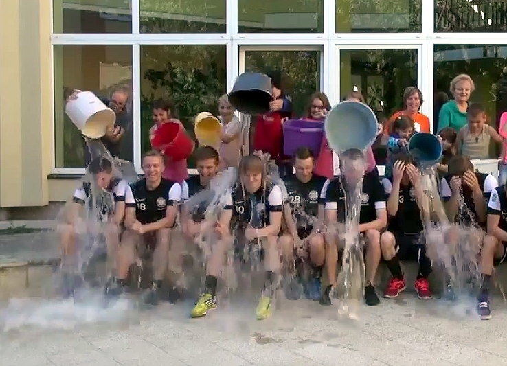 Aivars Lembergs un FK “Kurši” atbild “ledus spaiņa” izaicinājumam