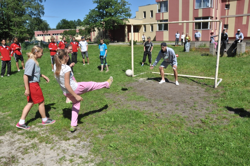 Ar FK “Liepāja” atbalstu labiekārtos Bērnu nama rotaļu laukumu