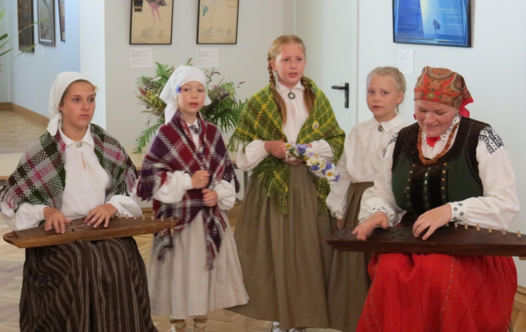 Skaidros bērnu un jauniešu tautastērpu valkāšanas tradīcijas