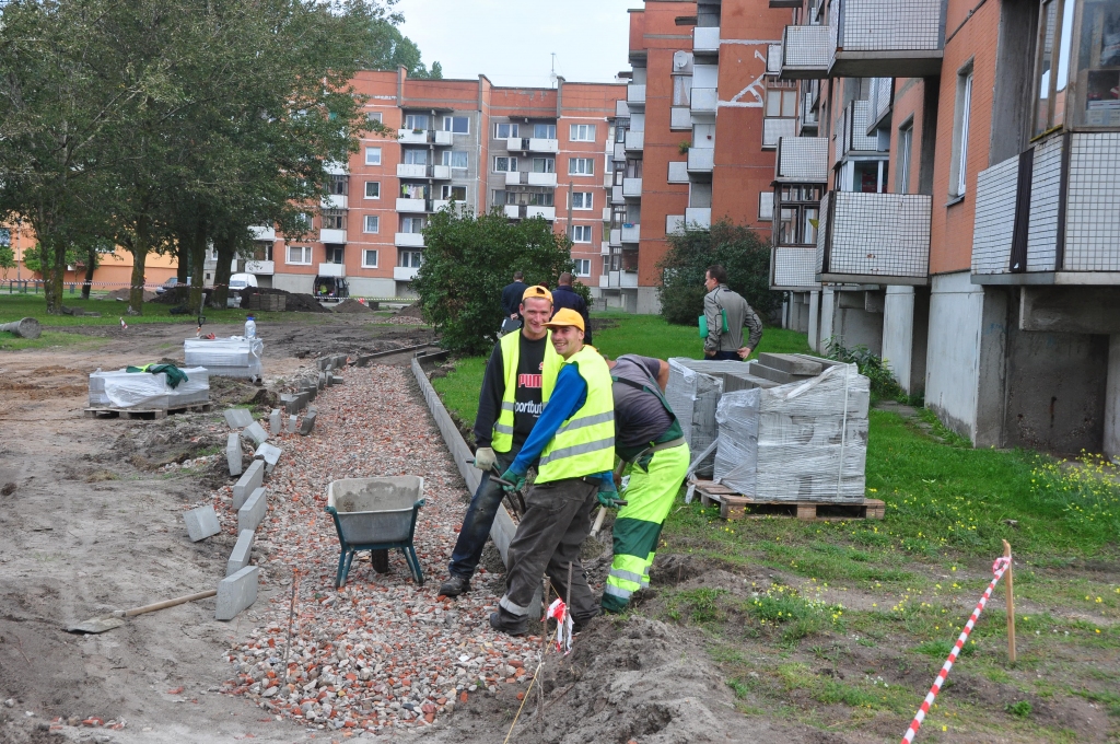 Mājas renovācijas vietā sakārtots iekšpagalms