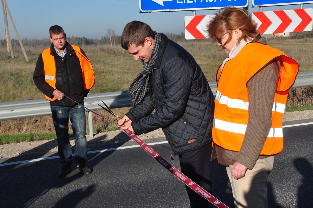 Atklāts rekonstruētais šosejas posms pie Kalvenes