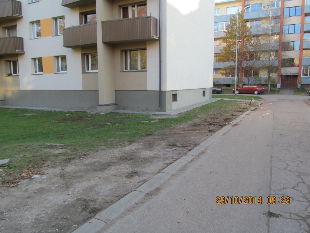 Demolē kaimiņu mājas teritoriju