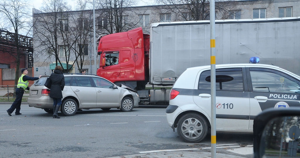 Izraisa sadursmi ar autobusu