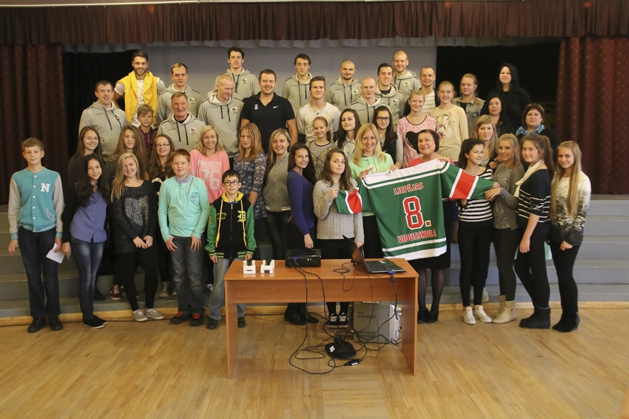 Hokejisti vada sporta stundas skolā