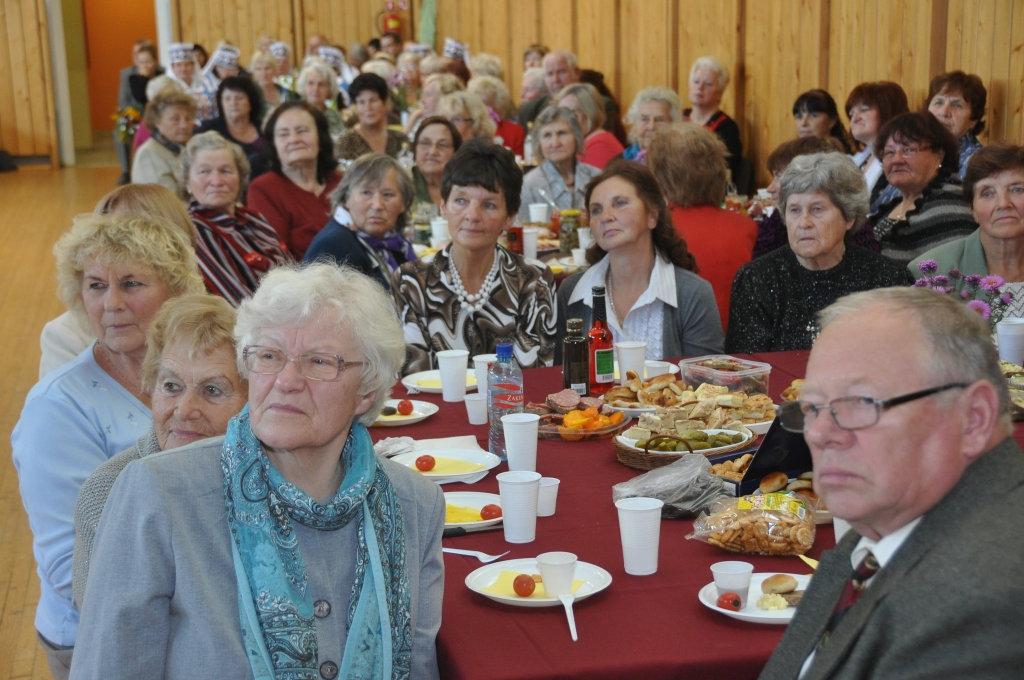 Pensionāri grib dejot un priecāties