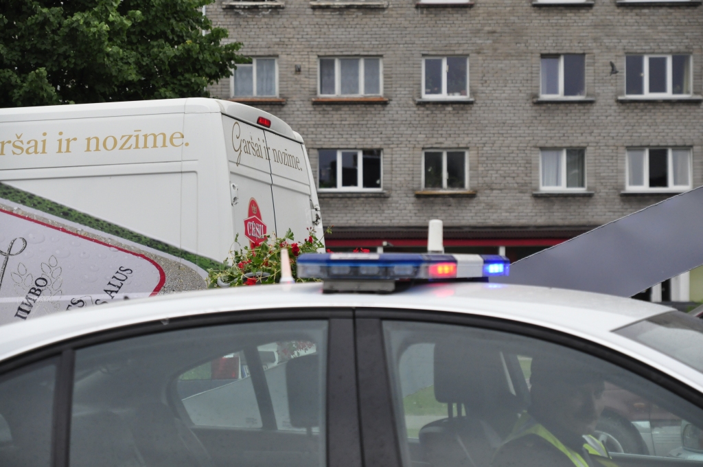 Brauc reibumā; izraisa sadursmi