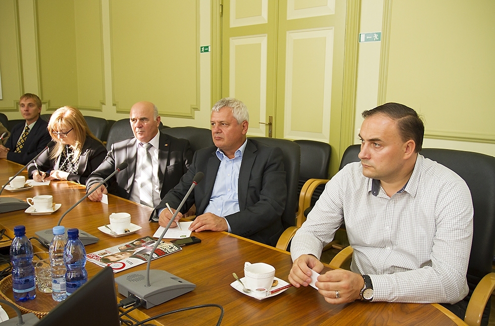 Apzina iespējas investīciju piesaistei