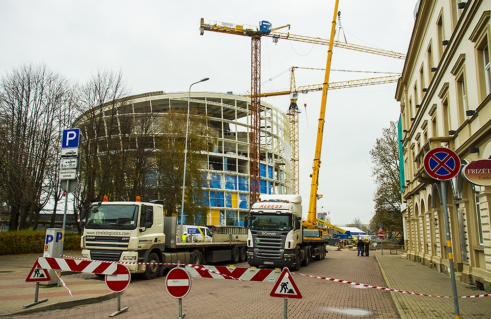 “Lielā dizntara” būvlaukumā demontē pirmo ceļamkrānu