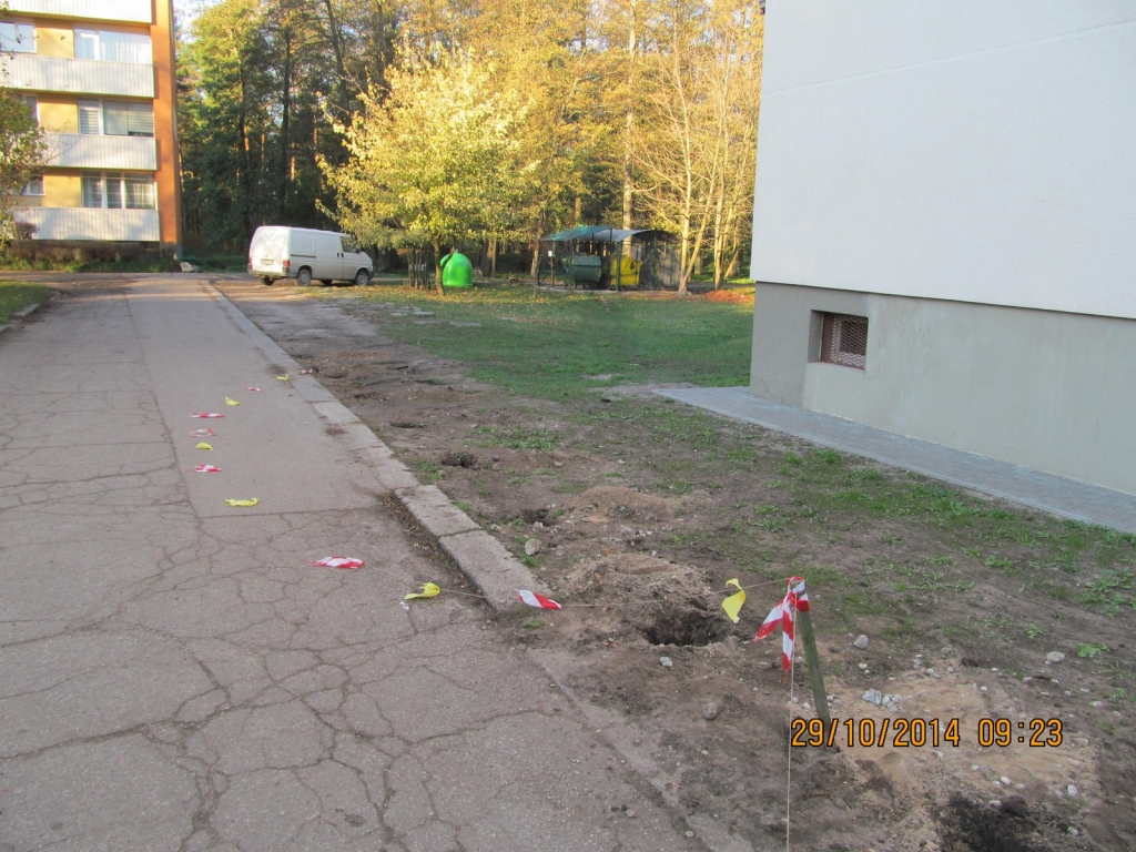 Iedzīvotāji nevēlas, ka tiek izbraukāts viņu zāliens