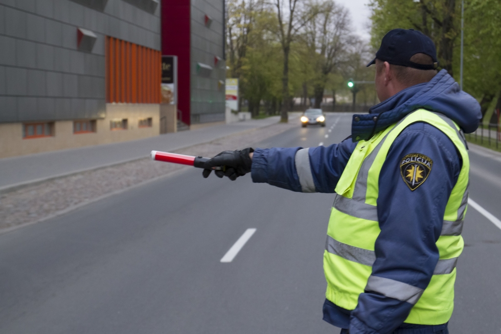 Pie stūres draudzība ar “zaļo pūķi” maksā dārgi
