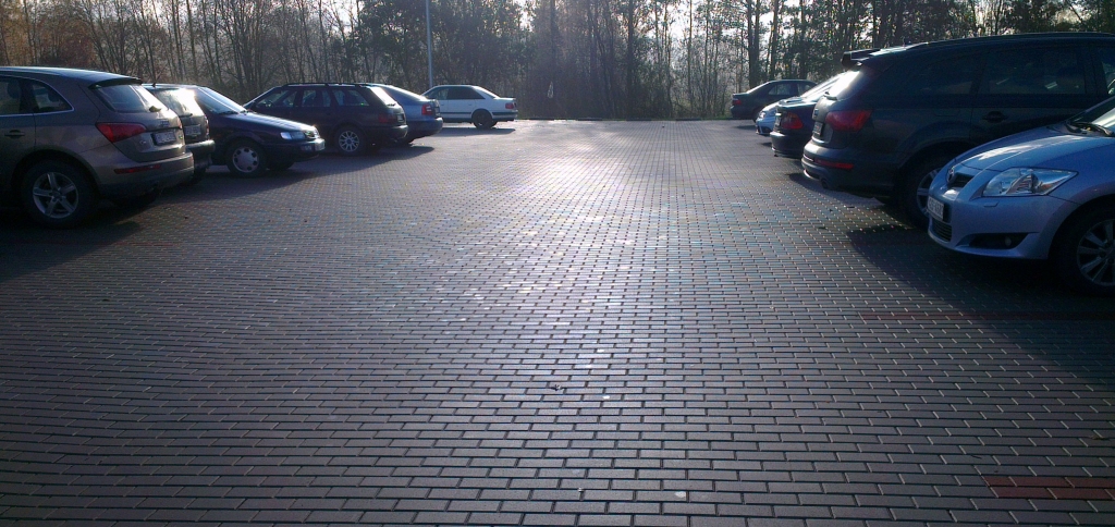 Pieņem ekspluatācijā automašīnu stāvlaukumu pie slimnīcas
