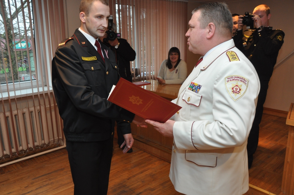 Apbalvo labākos ugunsdzēsējus glābējus