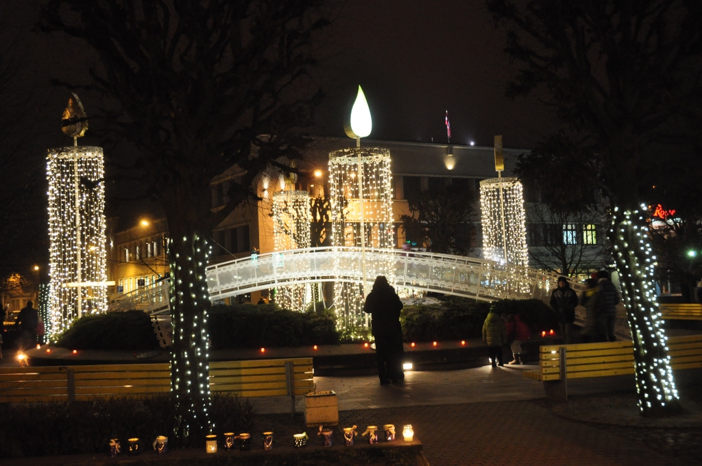 Pirmā svece Adventes vainagā ir iedegta