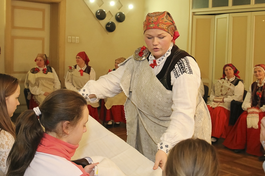 LiepU KHI meistarklasē iepazīst līgavas pūru senatnē