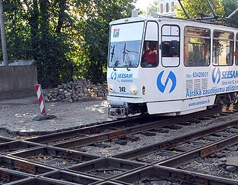 Papildināts – Tramvajs traumē gājēju