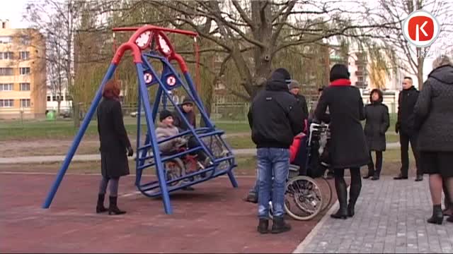Šūpolēs ar ratiņkrēslu